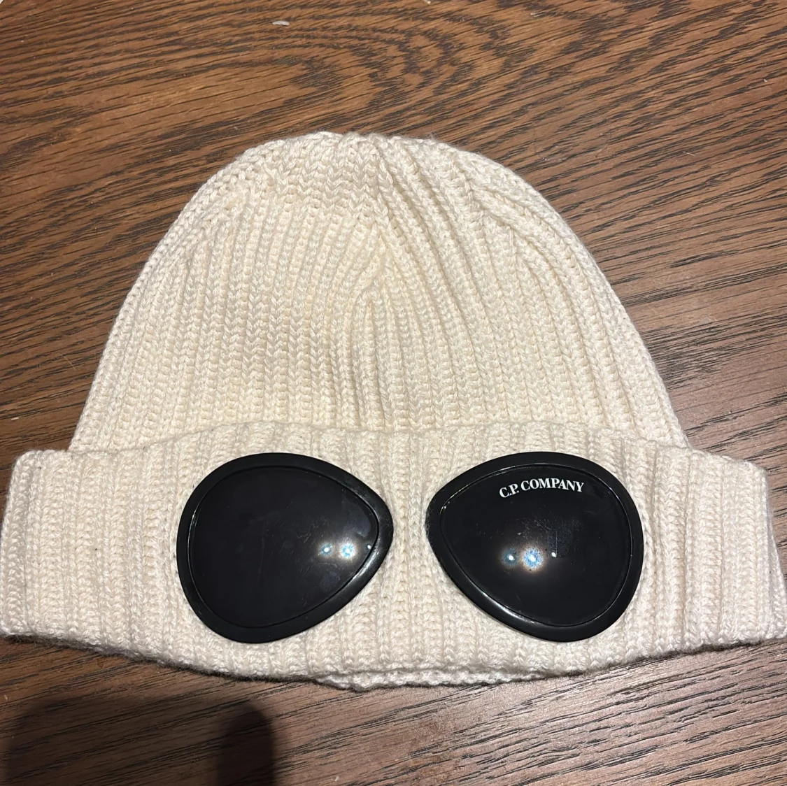 Vit stickad mössa från C.P. Company