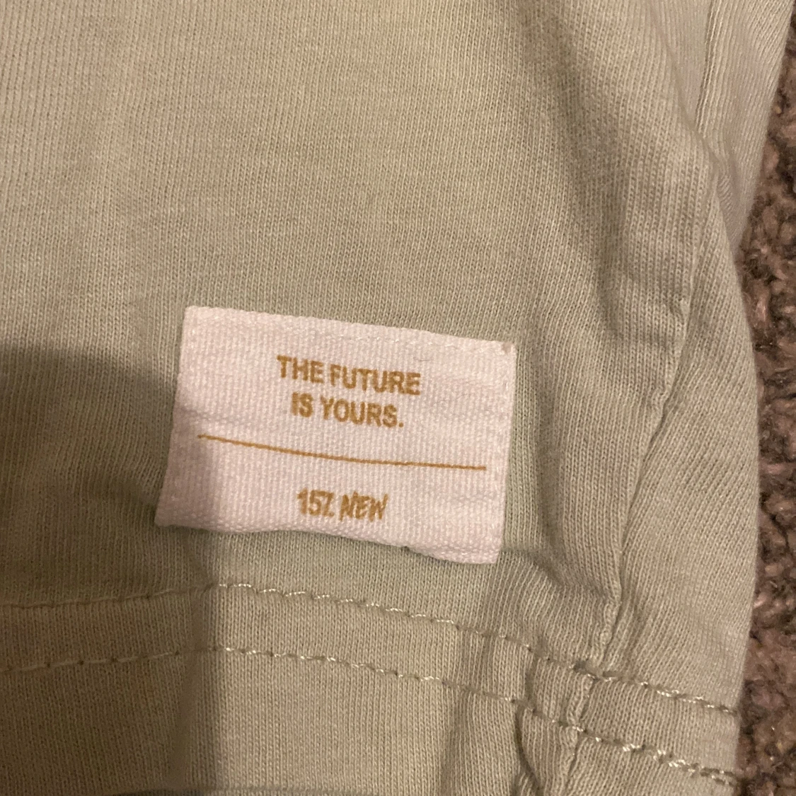 Grön croppad t-shirt med blommor - 93