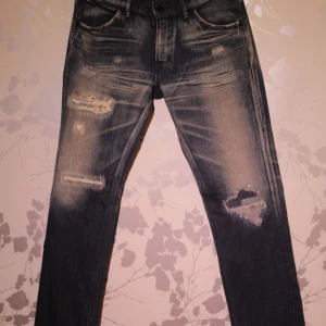 Lee Rider Jeans - Lee Rider jeans me skit coola slitningar o detaljer. Köpta från Japan. Midja 39-40cm. Byxländen 107 cm o fållbredden 19 cm. Frågor om fler bilder, storlek etc kom dm!