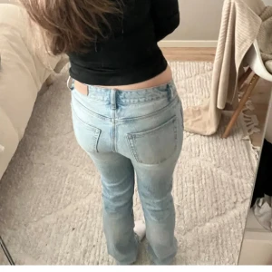 Ljusblå jeans - Säljer ett par ljusblå jeans som är i straight passform. De har slitningar längst ner som en del av byxans design. Mina favo byxor som tyvärr är lite små. Nypris 400. Kontakta gärna innan köp☺️ 