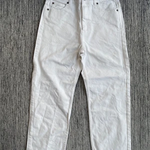 Nya vita jeans i strl W27 från Inwear, modell Katelin/W straight jeans - Nya vita jeans i strl W27 från Inwear, modell Katelin/W straight jeans.  Nya, endast tvättade. Läderlappen där back har fläckat av sig lite.  Relaxed fit, regular waist och ankel length   Mått Midjan: ca 38 cm Längd från grenen och ner: ca 65 cm  97% bomull och 3% elastan  Kommer från ett djur och rökfritt hem.