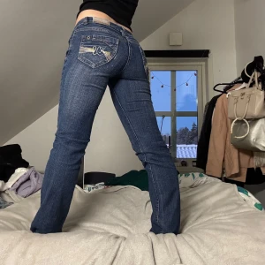 Unika Jeans - Intressekoll‼️ på mina unika och snygga jeans som är köpta i Grekland. Skriv till mig om du har frågor, vill se mera bilder eller vill diskutera priser💙💙