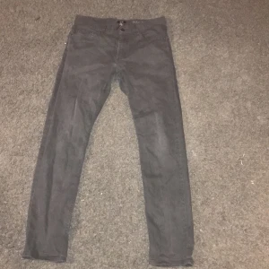 Svarta skinny fit jeans från H&M - Säljer ett par svarta skinny fit jeans från H&M. De har en klassisk femficksdesign och knappgylf. Perfekta för en stilren look.