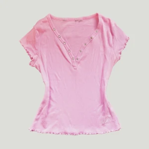 Ribbad topp - Söt ribbad topp med v-ringning och små knappar framtill 💌 Ingen lapp men skulle säga att den är strl S