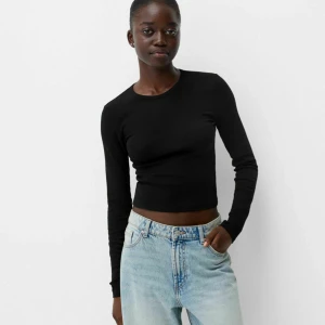 Svart croppad långärmad topp - Snygg svart croppad topp med långa ärmar. har strech på sidorna men inget som märks.❤️