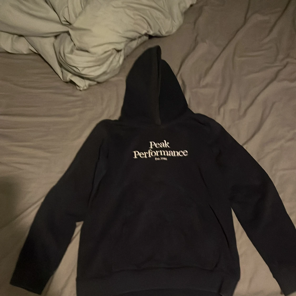 Svart hoodie från Peak Performance