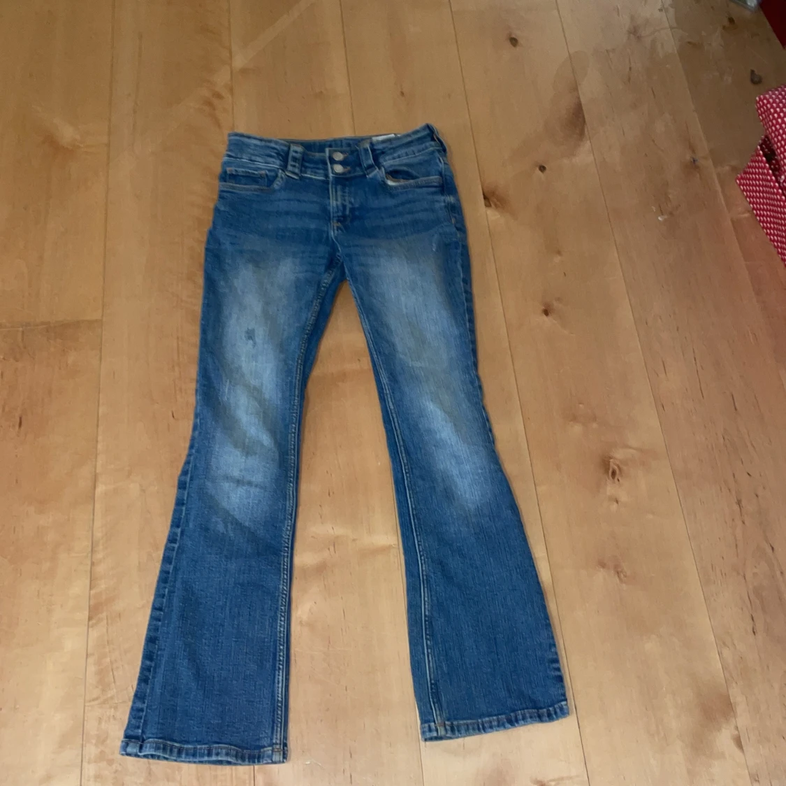 Blå bootcut jeans från H&M - 90