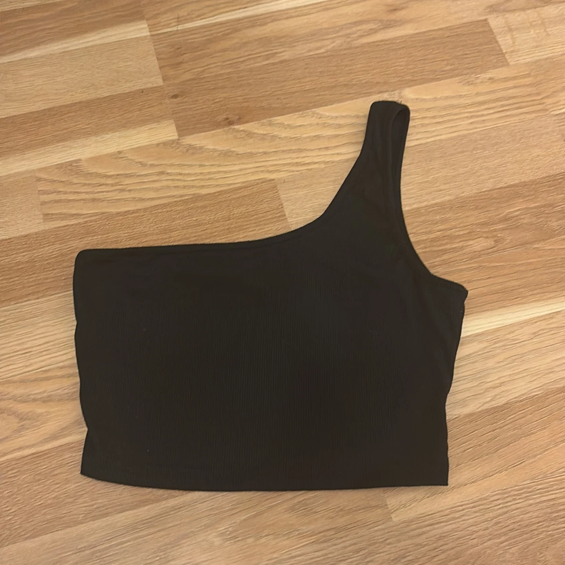 Jätte snygg svart oneshoulder topp - 72