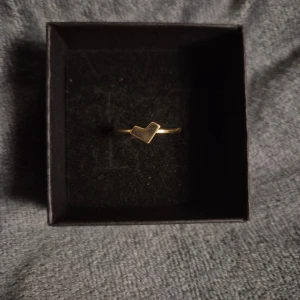 Hjärta ring guld - GRATIS GÅVA MED VARGE ORDER!! Finns även som julklapp! Supertrendig stockholmsstil tjejer, ring I guld. Hjärta ring justerbar smycke. Gjord av rostfritt stål, jag svarar och skickar alltid snabbt!