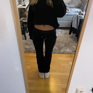 Marinblå juicy couture mjukisbyxor - Säljer ett par marinblå juicy couture byxor med dragsko i midjan. Byxorna har en loose passform och är perfekta för en avslappnad stil. De har även fickor på sidorna för extra bekvämlighet. Jag har sytt in byxorna så att dom ska passa mig bättre. Så skulle säga att dom är mellan s-m nu! 