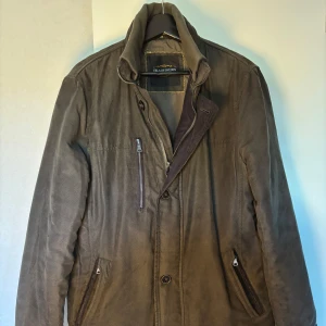 Erla of Sweden Jacka  - Säljer en grön Erla of Sweden Jacka. Jackan är en Field jacket liknande modell med hög krage samt att den är lite längre. Passar bra till höst / vinter.  Sparsamt använd och är i mycket bra skick, som ny.   Storlek: M / C48  Mvh, Henry