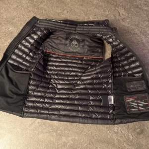 Svart väst från Moose Knuckles - Säljer en svart väst från Moose Knuckles i mycket bra skick. Äkta såklart de finns kvitto till den som vill ha! Fler bilder finns också om man vill ha de! Pris kan diskuteras vid snabb affär 