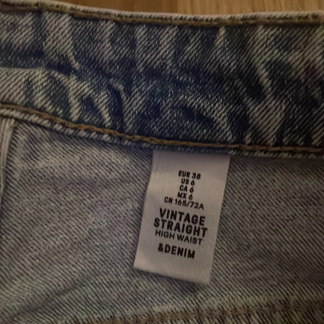 Blå jeans i bra skick - 93