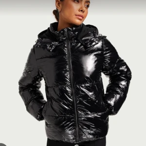 Nelly puffer jacket - Säljer min jacka från Nelly som är slutsålt på hemsidan. Den är i storlek xs och den är nästan i nyskick har bara använt någon enstaka gång. Säljer för 550 kr och på hemsidan kostar den 800. Skriv privat för egna bilder💗