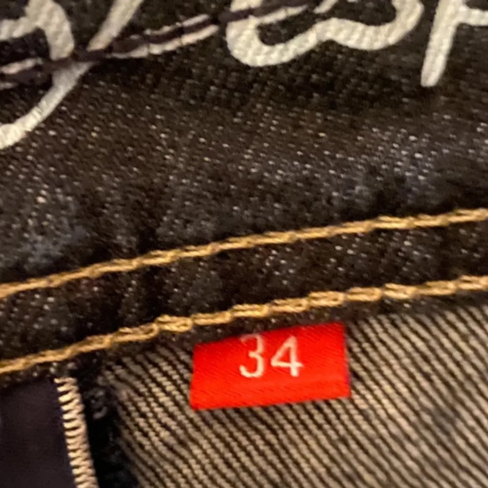 Snygg jeanskjol från DC by Esprit i mörk denim. Kjolen har en klassisk femficksdesign och dekorativa sömmar. Perfekt för en avslappnad vardagslook eller en utekväll. Märket 'Authentic Denim Since 1998' ger en cool vintagekänsla.. Kjolar.