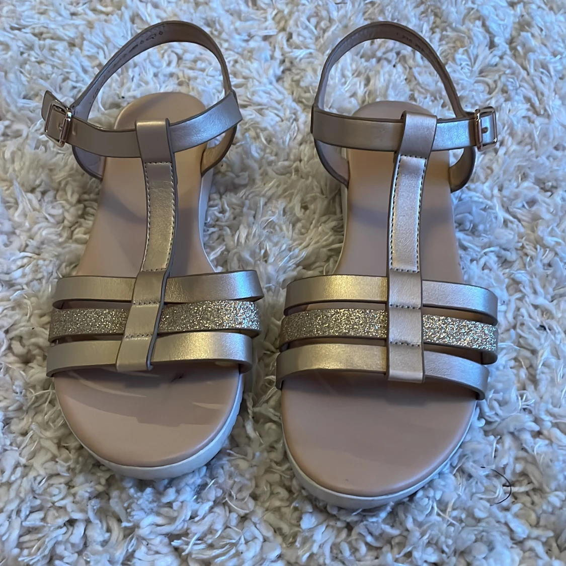 Glittriga sandaler från Grace Land