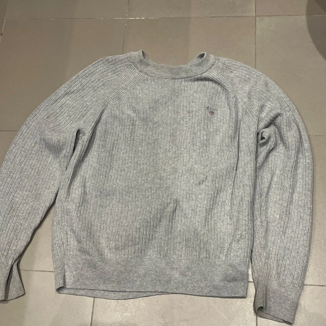 Grå stickad tröja från Gant - 90