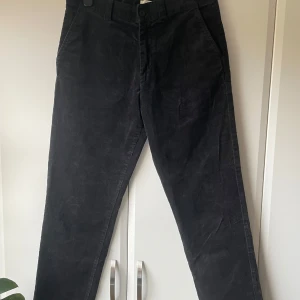 Svarta manchesterbyxor från H&M - Säljer ett par svarta manchesterbyxor från H&M i storlek 31. Byxorna har en klassisk design med fickor med knappar bak. Perfekta för höst och vinter med sitt mjuka och varma material. Passar både till vardags och lite finare tillfällen. I princip oanvända pga köpt för stor storlek.