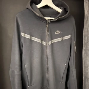 Svart nike tech fleece - Svart nike tech fleece i small