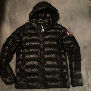 Svart dunjacka från Canada Goose - Säljer en dunjacka från Canada Goose som är i nytt skick, kvitto finns från NK. Storlek L passar dig från 185-195cm. Väldigt bra kvalité och speciellt nu till de kallare månaderna. Det är bara att höra av er vid några som helt funderingar😁