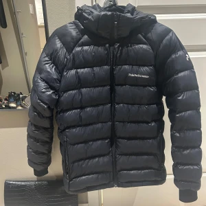 Svart vinterjacka från peak performance - Super snygg basic vinter jacka, den är i bra skick inga skador,köpte den förra vintern så den är inte använd så mycket så nästan som ny