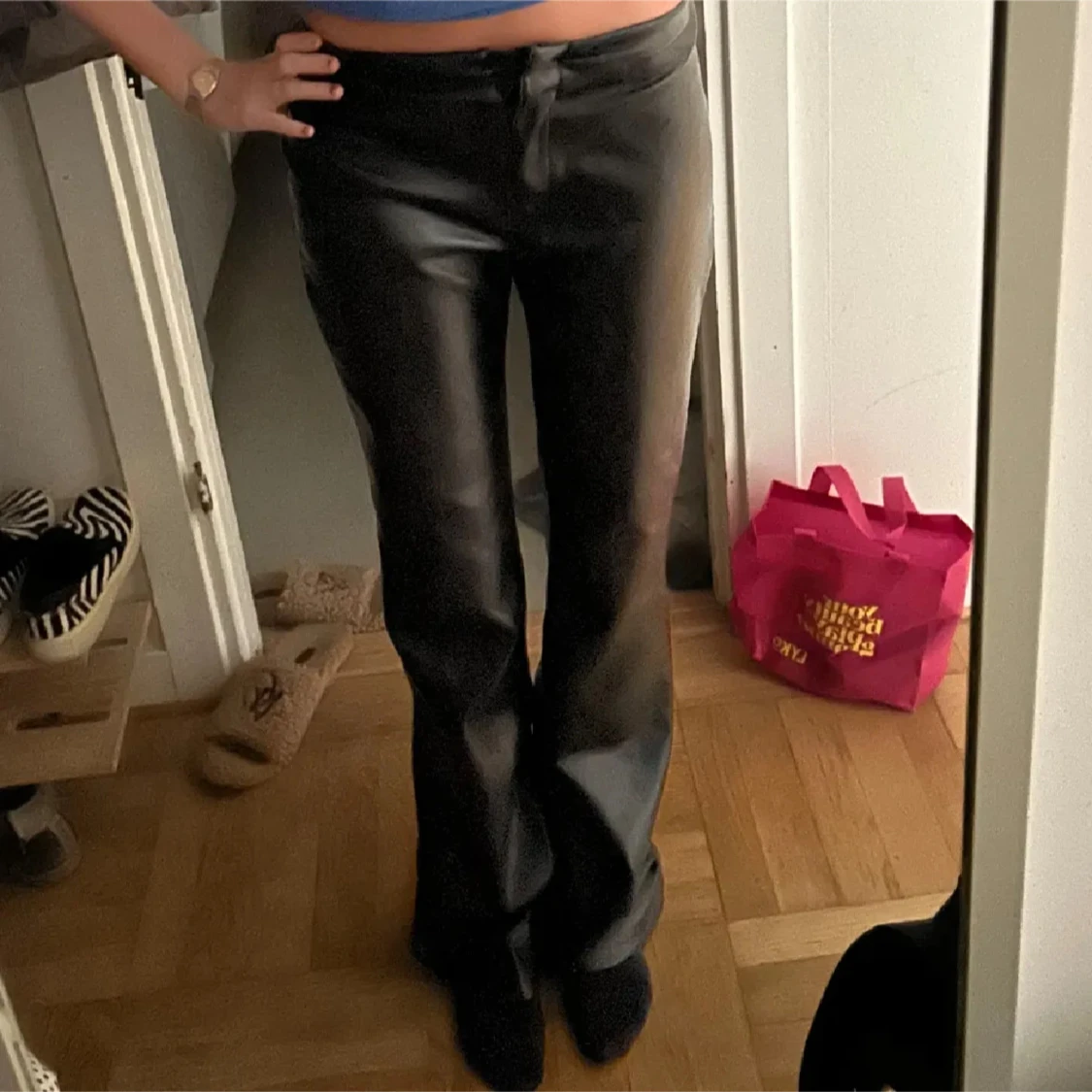 Utsvängda läder byxor  - 90