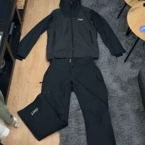 Colourwear skidställ - Snyggt och stilrent skidställ från clwr byxor och jacka, jacka med snölås strl L och byxorna XL knappt använt, nyskick.