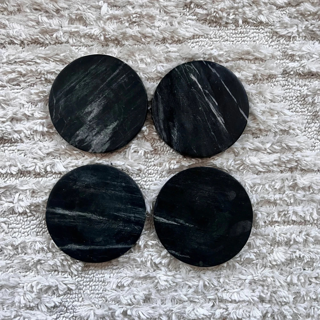 Fyra glasunderlägg i marmor