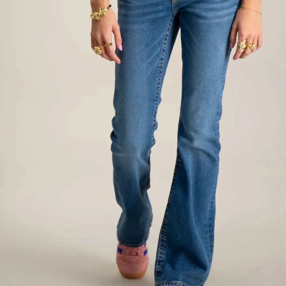 Blå bootcut jeans, mycket bra skick och inga slitningar. Skriv vid frågor och intresse. Pris går att diskutera.. Jeans & Byxor.