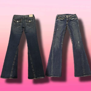 True Religion Bootcut Jeans  - Ett par jättefina True Religion Jeans med Bootcut och Low Waist. Det mest eftertraktade Truey paret på marknaden just nu. Byxorna är i perfekt skick och storlek 27. Den perfekta julklappen ☺️skriv om ni har frågor!