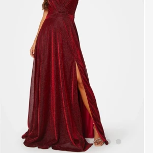 Glittrig röd långklänning❤️ - Säljer en fantastisk fin klänning som jag använt 1 gång❤️perfekt för bal eller något extra ❤️1150 +frakt❤️