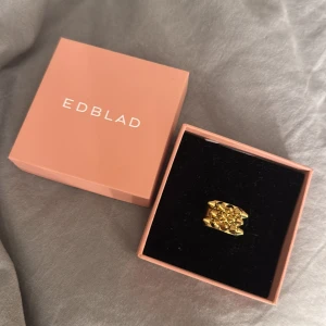 Guldring från Edblad - Säljer en Edblad ring med nitar i guld! 🩷🩷🩷🩷 