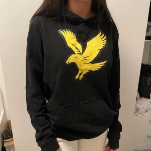 Svart lyle and scott hodie - Svart lyle and scott hodie, knappt använd. Passar både xs och s! Pris kan diskuteras 