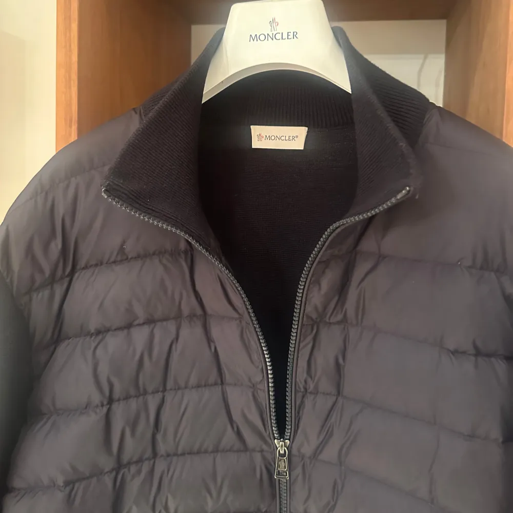 Moncler cardigan. Storlek Xl passar L. Skick väldigt fint nya årsmodellen, utöver de lilla pinhole som visas. Pris 3999kr.. Jackor.