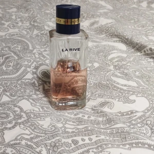 Her Choice Eau de Parfum från La Rive - Säljer en elegant flaska av Her Choice Eau de Parfum från La Rive. Finns halva parfymen kvar, är i bra skick