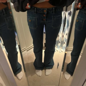Bootcut jeans - Så fina bootcut jeans från Superdry❤️❤️Små slitningar där nere men syns knappt, jag är 173cm🫰