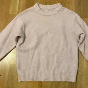 💓Ljusrosa stickad tröja från Zara💓 - Mysig ljusrosa stickad tröja från Zara. Perfekt för kyliga dagar med sin mjuka och bekväma passform. Tröjan har långa ärmar och ribbade kanter vid hals, ärmslut och nederkant💓 Säljer då den aldrig kommer till användning!!
