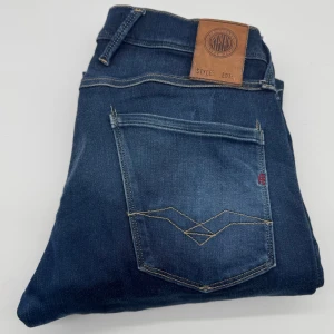 REPLAY ANBASS JEANS  - Replay anbass jeans - Slim fit passform - Storlek W30/L32 - Nypris runt 1800kr -  Deluxecloset