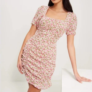 Sommarklänning - Gullig blommig klänning med puffärmar och fyrkantig urringning. Klänningen är använd en gång och är i ett väldigt bra skick💕