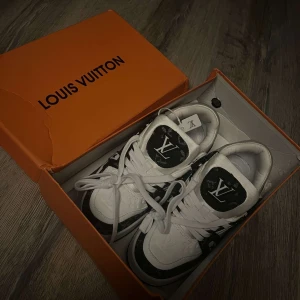 Lv trainers 41 - Oanvända Trainers, ja köpte ett annat par istället testa dem en gång bara, sko lådan blev skadad i posten tyvärr 