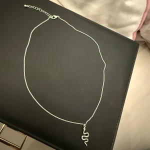 halsband med ormberlock - säljer detta fina silver halsbandet med en orm på.  aldrig använt så är i underbart skick!💕