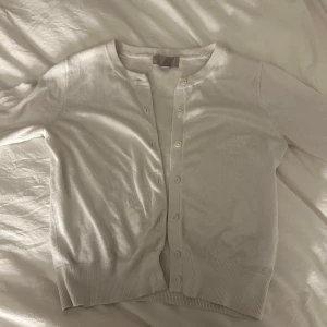 Vit kofta  - Jätte söt vit kofta som jag köpt här på plick. Bra skick