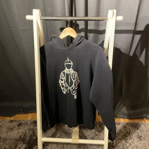 Number Nine Hoodie - (NFS for now) Number Nine hoodie Skick: 7/10 (Sjukt bra för åldern) Storlek: 3 (L/M) Färg: Svart Hör av er vid fler frågor eller funderingar!😊🙌//Hugo 