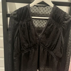 Zara blus - Jättefin zara blus i bra skick. I storlek XS men passar S med!❣️