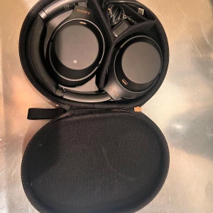 Hörlurar från Sony. Modell WH-1000x M3 - Legendariska lurar från Sony, några år på nacken men fortfarande noice cancelling som är bäst i klassen. 