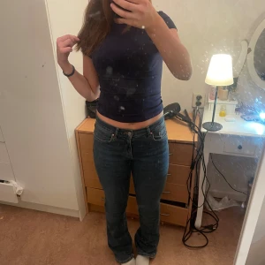 Mörkblå midwaist jeans - Säljer dessa jätte fina jeans då jag inte har någon användning av dom. Använda c 2 ggr och är i mycket bra skick💞