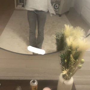 Gråa jeans  - Snygga grå jeans med bootcut-stil och mid-waist, uppsydda i längden.💞💞midjemått- 33,5cm innerbenslängd- 70cm