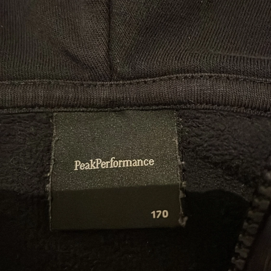 Svart hoodie från Peak Performance - 1