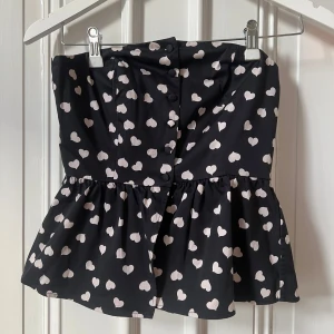 Other stories topp - Söt svart tubtopp med vita hjärtan och knappar framtill.