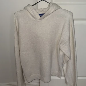 Vit stickad hoodie - Säljer en vit stickad hoodie . Den har en klassisk design med långa ärmar och ribbstickade muddar. Perfekt för kyliga dagar. Storlek Small säljs för 500kr